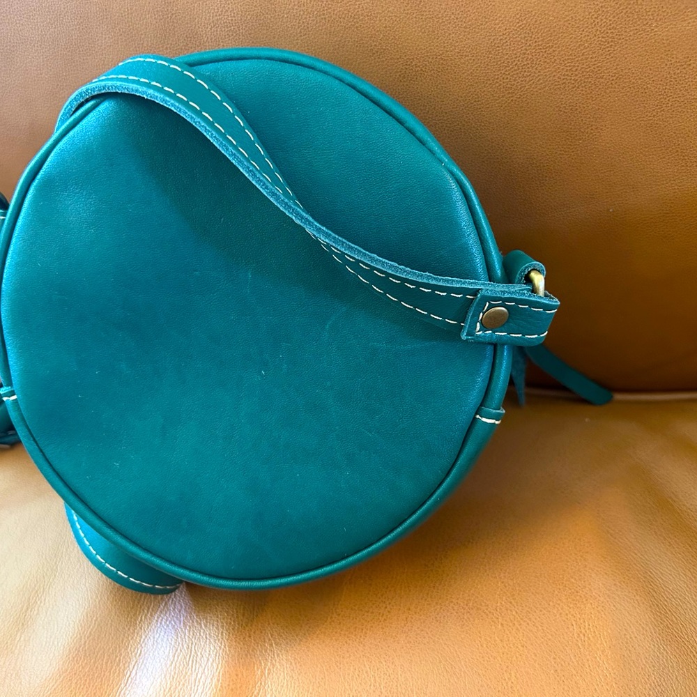 Portland Leather goodie, never used, small circle, Peacock color.